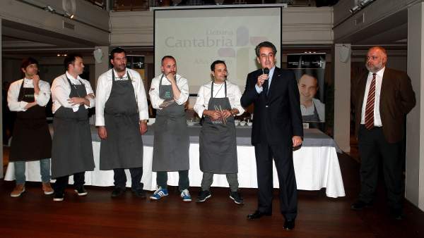 Cocineros cántabros y el consejero Cocineros cántabros y el consejero