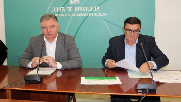 El delegado de la Junta en Huelva, Francisco Romero, y Vicente Zarza. El delegado de la Junta en Huelva, Francisco Romero, y Vicente Zarza.