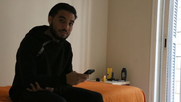 Omar, un joven sin hogar que viven en el centro Maria Feixa. Omar, un joven sin hogar que viven en el centro Maria Feixa.