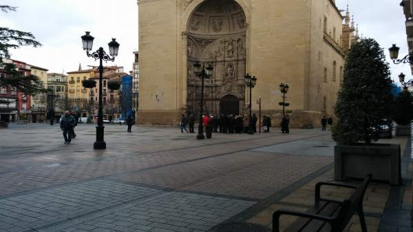 Un grupo de turistas, ante la catedral de La Redonda Un grupo de turistas, ante la catedral de La Redonda