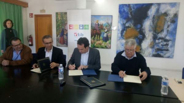 Pons en la firma de un convenio para mejorar paradas de bus en Alcúdia Pons en la firma de un convenio para mejorar paradas de bus en Alcúdia