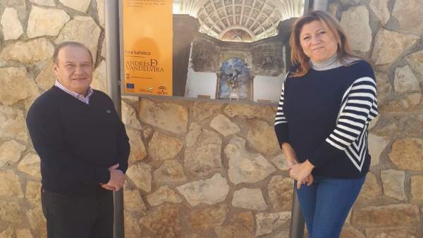 Morillo y Salazar ante una señal de la nueva ruta turística. Morillo y Salazar ante una señal de la nueva ruta turística.