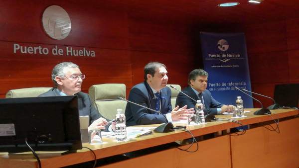 En el centro, el presidente del puerto de Huelva, José Luis Ramos. En el centro, el presidente del puerto de Huelva, José Luis Ramos.