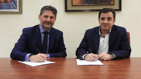 López (dcha.) y Cañadilla firman el acuerdo López (dcha.) y Cañadilla firman el acuerdo