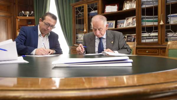 Gabriel Amat ya ha firmado y entregado el proyecto de obras en Tíjola. Gabriel Amat ya ha firmado y entregado el proyecto de obras en Tíjola.