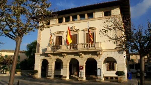 Fachada del Ayuntamiento de Muro Fachada del Ayuntamiento de Muro