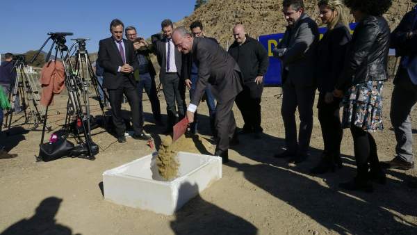 Francisco de la Torre coloca la primera piedra de VPO en el Palo Francisco de la Torre coloca la primera piedra de VPO en el Palo