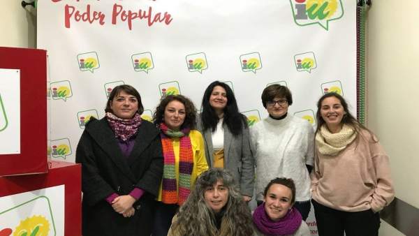 Cortés (izda.) y otros miembros de IU con la plataforma Cortés (izda.) y otros miembros de IU con la plataforma