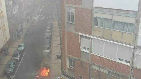 Valldolid. Coche incendiado Valldolid. Coche incendiado