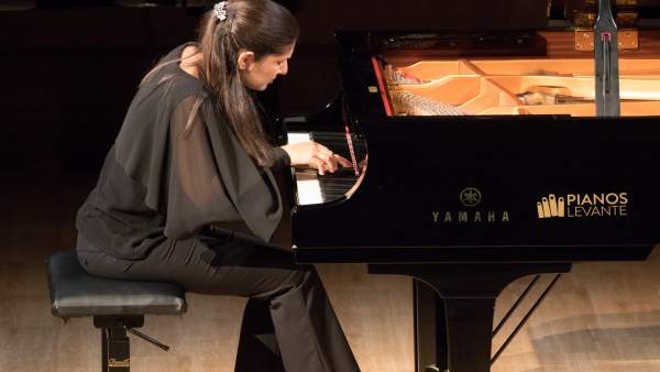 La pianista Fatima Dzusova La pianista Fatima Dzusova