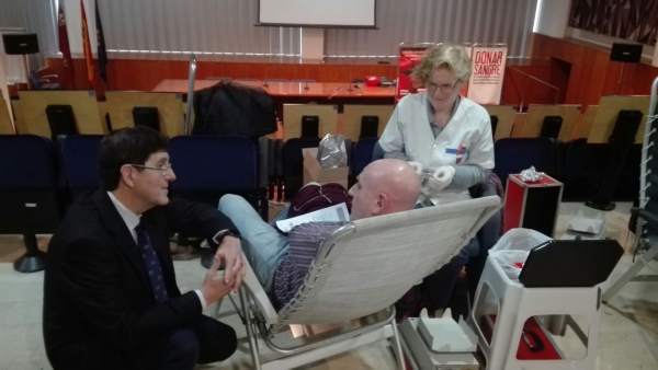 El consejero Manuel Villegas visita el Centro de Hemodonación El consejero Manuel Villegas visita el Centro de Hemodonación