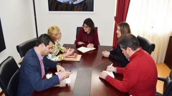 Dirigentes del PSOE de Huelva con la rectora de la UHU, Antonia Peña. Dirigentes del PSOE de Huelva con la rectora de la UHU, Antonia Peña.