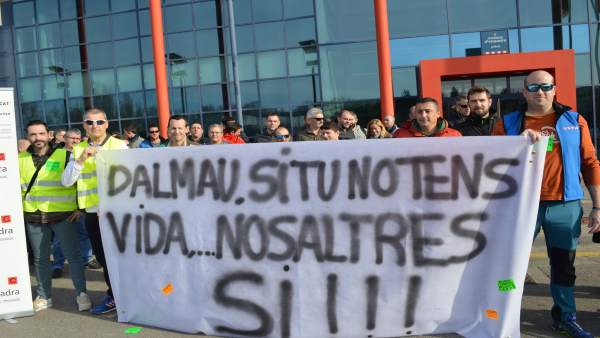 Cincuenta mossos protestan ante la comisaría de Lleida contra un alto cargo Cincuenta mossos protestan ante la comisaría de Lleida contra un alto cargo