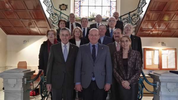 El alcalde con la junta de oficiales de la Sociedad Económica de Amigos del País El alcalde con la junta de oficiales de la Sociedad Económica de Amigos del País