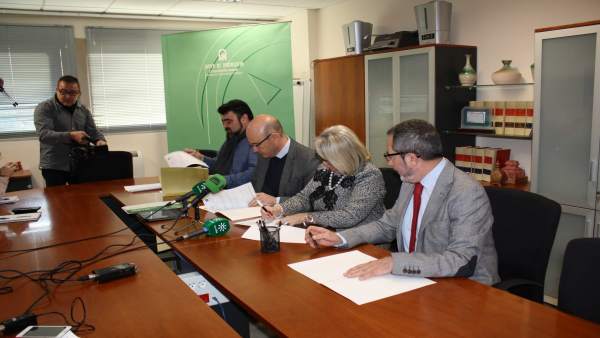 Autoridades durante la firma del documento Autoridades durante la firma del documento
