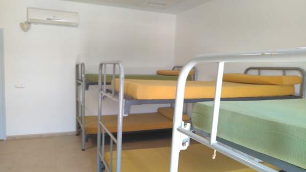Literas en el albergue para temporeros de la aceituna de Úbeda. Literas en el albergue para temporeros de la aceituna de Úbeda.