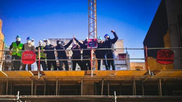 Acción vecinal en un edificio en construcción del barrio del Poble Sec de Barcelona para denunciar el desahucio de un vecino y su familia de otra finca comprada por la misma inmobiliaria. Acción vecinal en un edificio en construcción del barrio del Poble Sec de Barcelona para denunciar el desahucio de un vecino y su familia de otra finca comprada por la misma inmobiliaria.