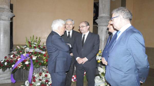 El presidente de Aragón y otras autoridades en la capilla ardiente de Gastón. El presidente de Aragón y otras autoridades en la capilla ardiente de Gastón.