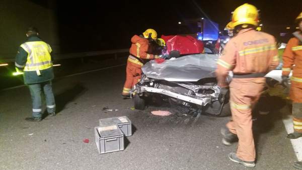 Accidente entre un coche y un camión en Requena Accidente entre un coche y un camión en Requena