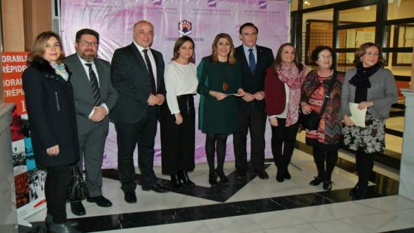 Susana Díaz posa junto al resto de autoridades en la exposición Susana Díaz posa junto al resto de autoridades en la exposición