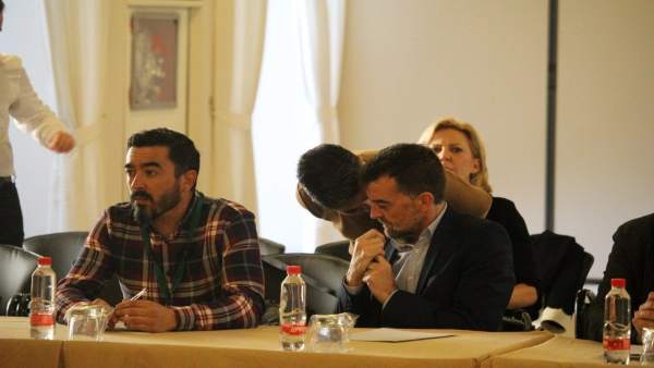 Reunión con 'Jaén merece más' en el Parlamento andaluz Reunión con 'Jaén merece más' en el Parlamento andaluz