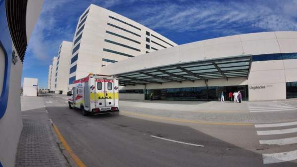 SAMU, ambulancia, a las puertas del Hospital La Fe SAMU, ambulancia, a las puertas del Hospital La Fe