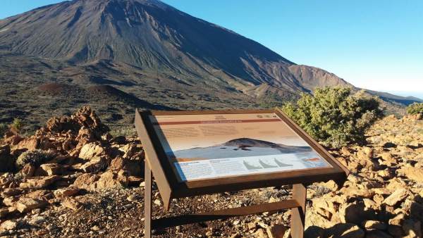 Panel informativo en el Parque Nacional del Teide Panel informativo en el Parque Nacional del Teide
