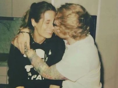 Ed Sheeran besa a su novia