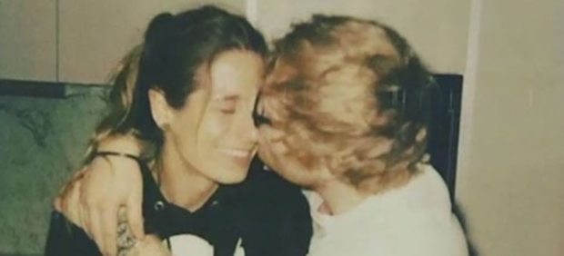 Ed Sheeran besa a su novia