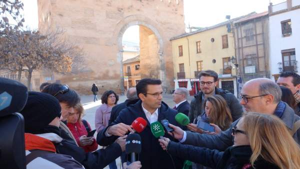 El alcalde de Granada atiende a los medios El alcalde de Granada atiende a los medios