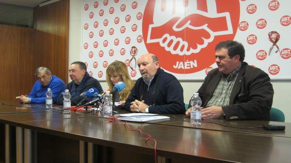 El secretario general de UGT-Jaén, Manuel Salazar (2d), en la rueda de prensa. El secretario general de UGT-Jaén, Manuel Salazar (2d), en la rueda de prensa.