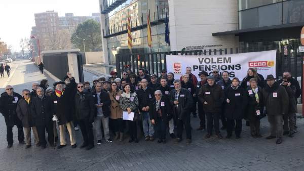 Concentración de jubilados en las oficinas del INSS de Lleida Concentración de jubilados en las oficinas del INSS de Lleida
