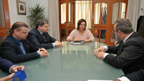 La alcaldesa se reúne con representantes de la farmacéutica rusa Krasfarma La alcaldesa se reúne con representantes de la farmacéutica rusa Krasfarma