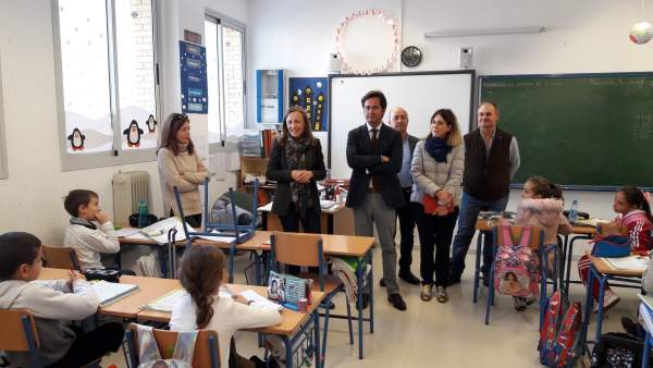 Fernández visita el CEIP Miguel Servet de Balerma Fernández visita el CEIP Miguel Servet de Balerma