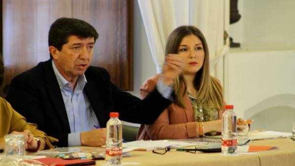 Juan Marín, junto a Raquel Morales, en la reunión con 'Jaén merece más'. Juan Marín, junto a Raquel Morales, en la reunión con 'Jaén merece más'.