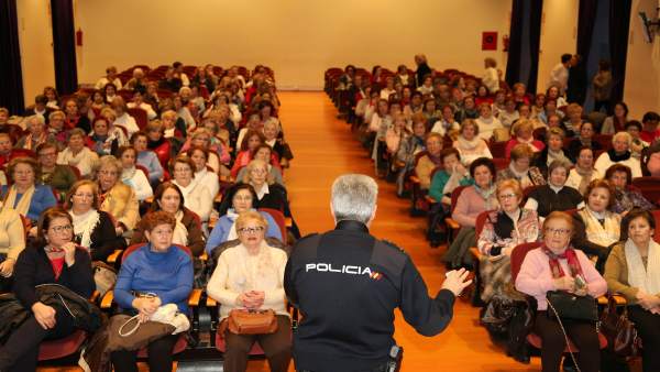 Asistentes a la charla sobre el Plan Mayor Seguridad Asistentes a la charla sobre el Plan Mayor Seguridad