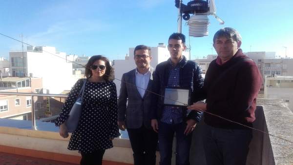 Los responsables con la nueva estación Los responsables con la nueva estación