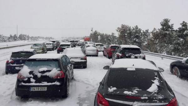 Coches atrapados en la AP-6 por el temporal de nieve Coches atrapados en la AP-6 por el temporal de nieve