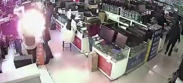Muerde su iPhone y explota