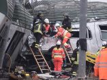 Tres mujeres mueren tras descarrilar un tren en Milán, cinco heridos están en estado crítico