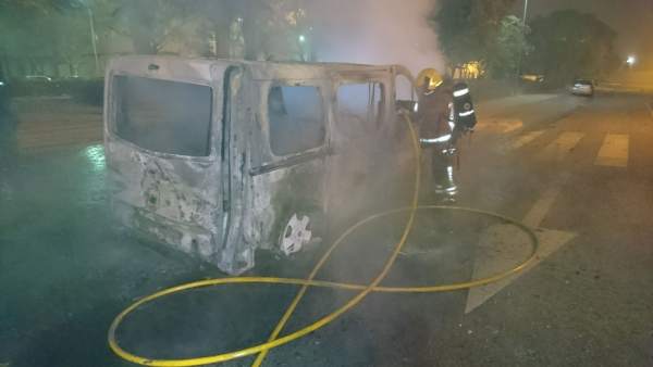 Cremen dos vehicles en el carrer Riu Vinalopó d'Aldaia (València) Cremen dos vehicles en el carrer Riu Vinalopó d'Aldaia (València)