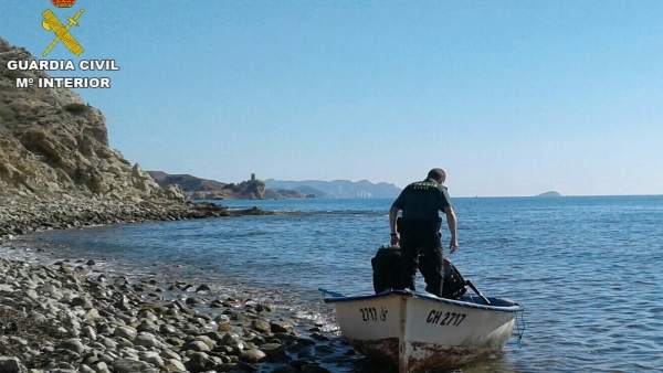 Arriba una pastera amb almenys tres immigrants a les costes de Calp (Alacant) Arriba una pastera amb almenys tres immigrants a les costes de Calp (Alacant)