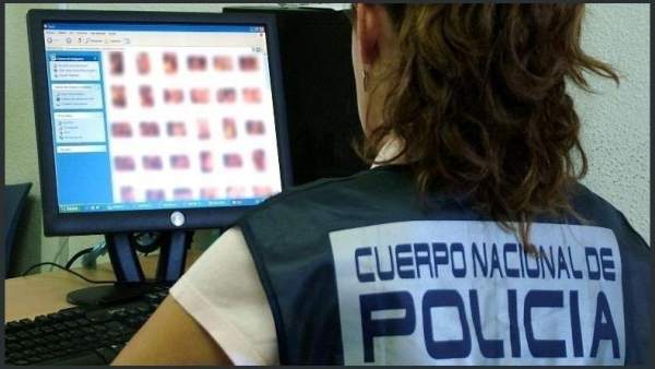 Agente de la Policía Nacional visiona documentos Agente de la Policía Nacional visiona documentos