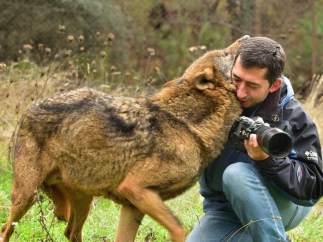Ramón Carretero y un lobo