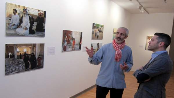 Alberto Prieto muestra sus imágenes al concejal Julio López Alberto Prieto muestra sus imágenes al concejal Julio López