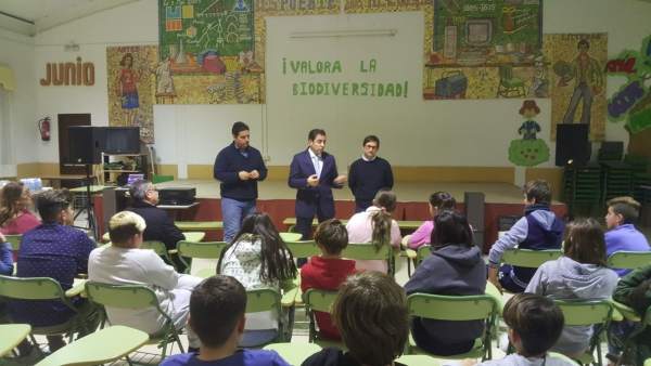 López (centro), en su encuentro con los alumnos López (centro), en su encuentro con los alumnos