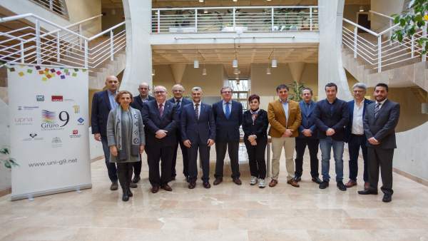 Foto de grupo de la reunión con el rector de la UPNA. Foto de grupo de la reunión con el rector de la UPNA.