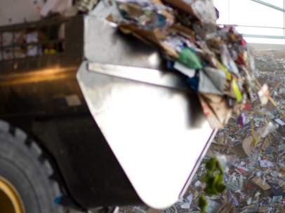 Montaña de papel y cartón para reciclar