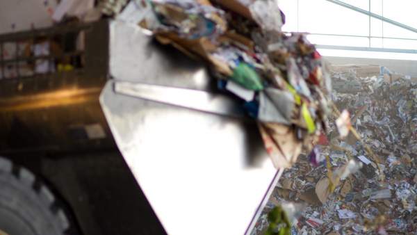 Montaña de papel y cartón para reciclar Montaña de papel y cartón para reciclar