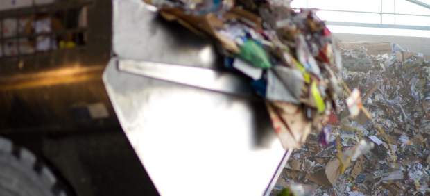 Montaña de papel y cartón para reciclar